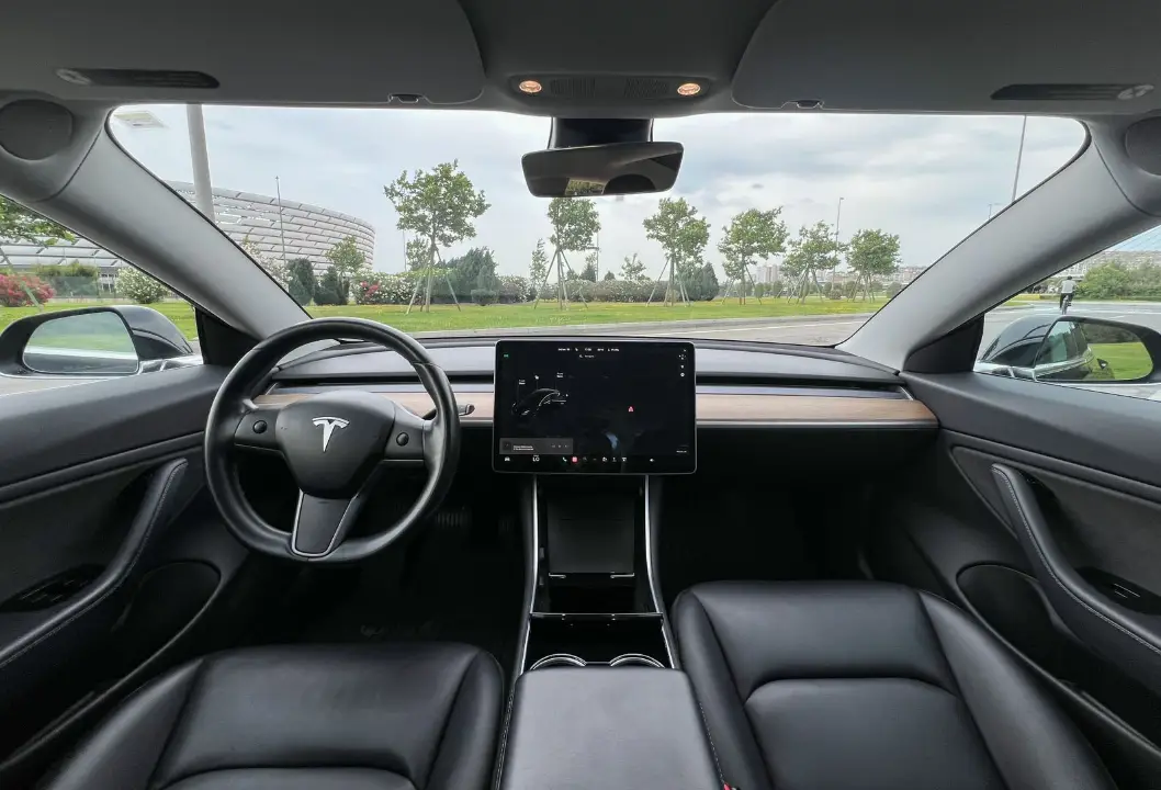 Kirayə Tesla Model 3 2018